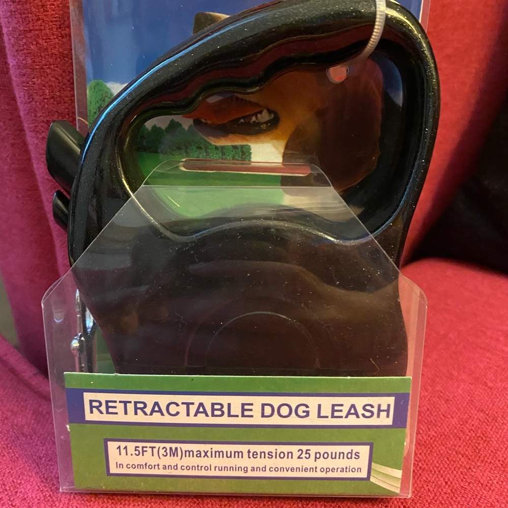 🧩 Retractable dog leash black up to 25lbs. NWT